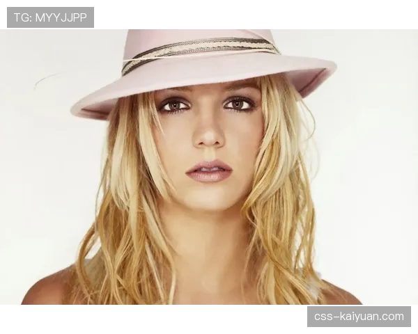 埃琳·安德森刚发的度假照，脚边那杯香槟和我半年工资差不多